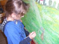Kinder malen gro&szlig;es Gemeinschaftsbild von Mon&eacute;t